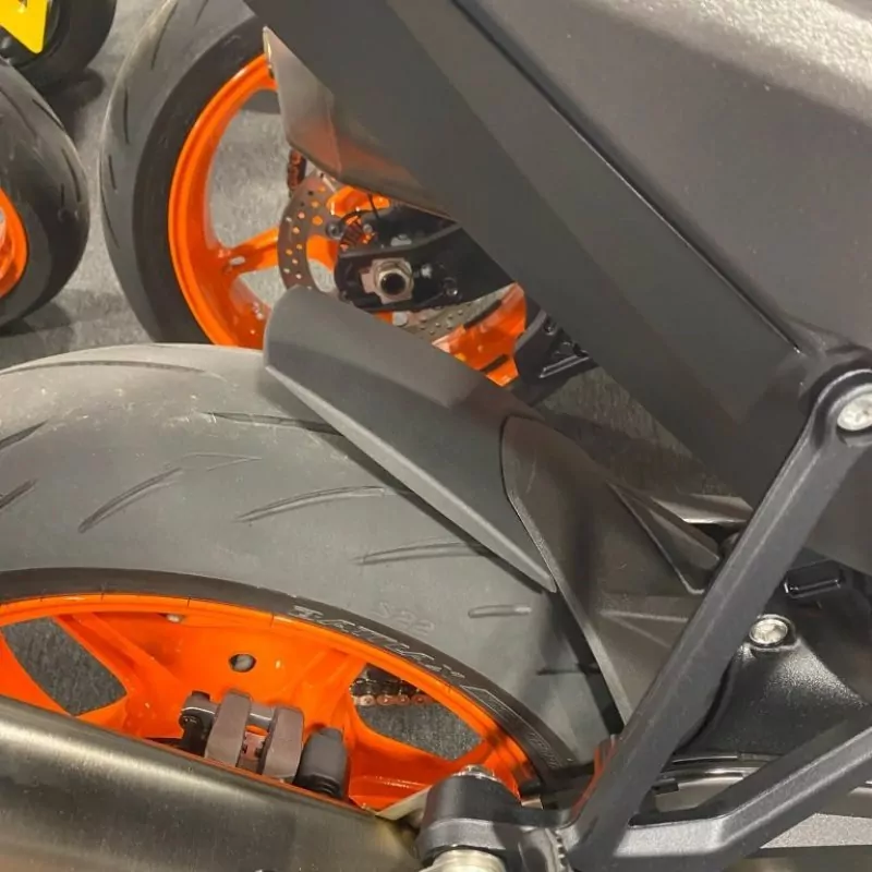 Pyramid Hinterradabdeckung Verlängerung Schwarz Matt KTM 990 Duke 2024-